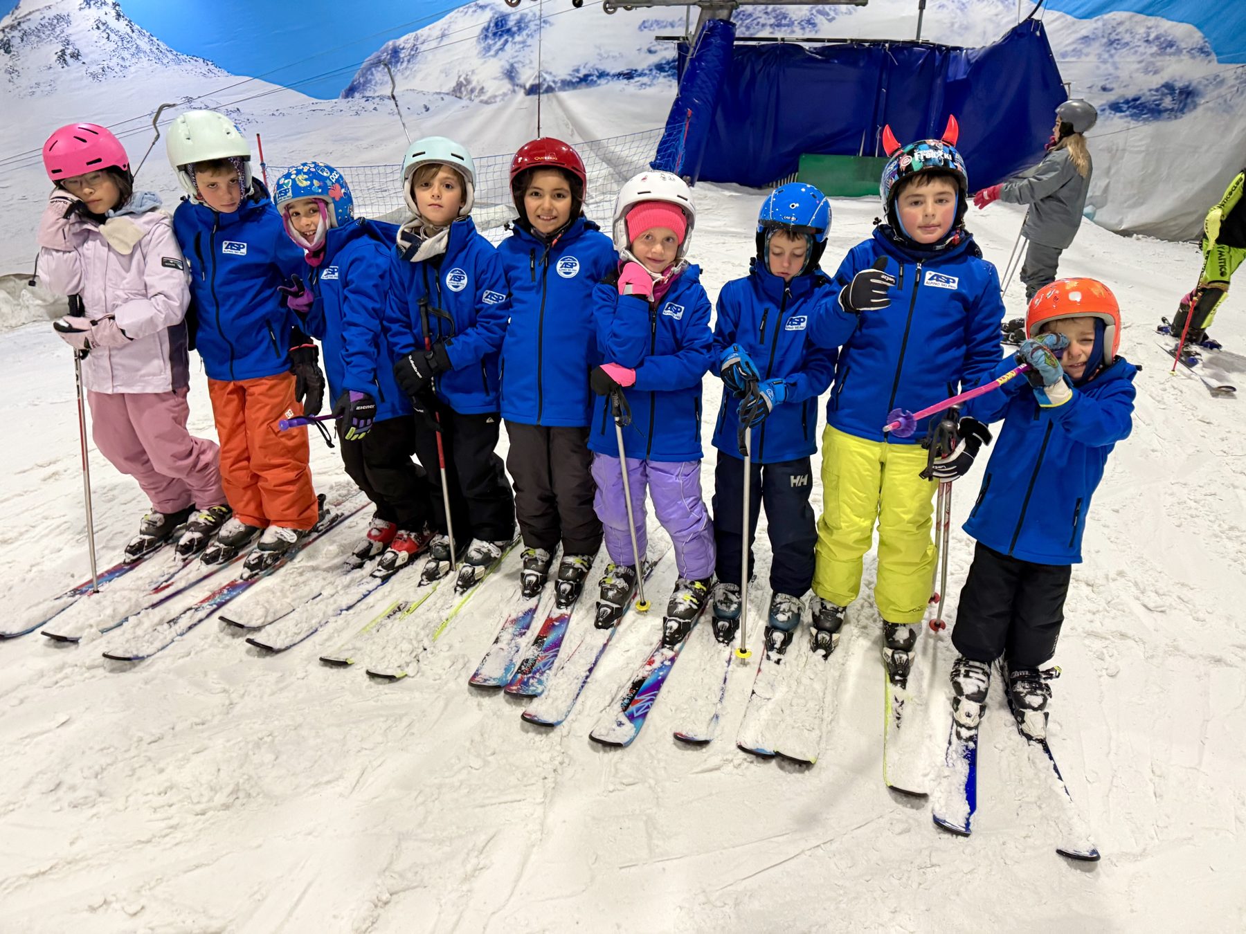 Grupo de niños en una sesión de English Ski Camp de Alpino Ski Pro