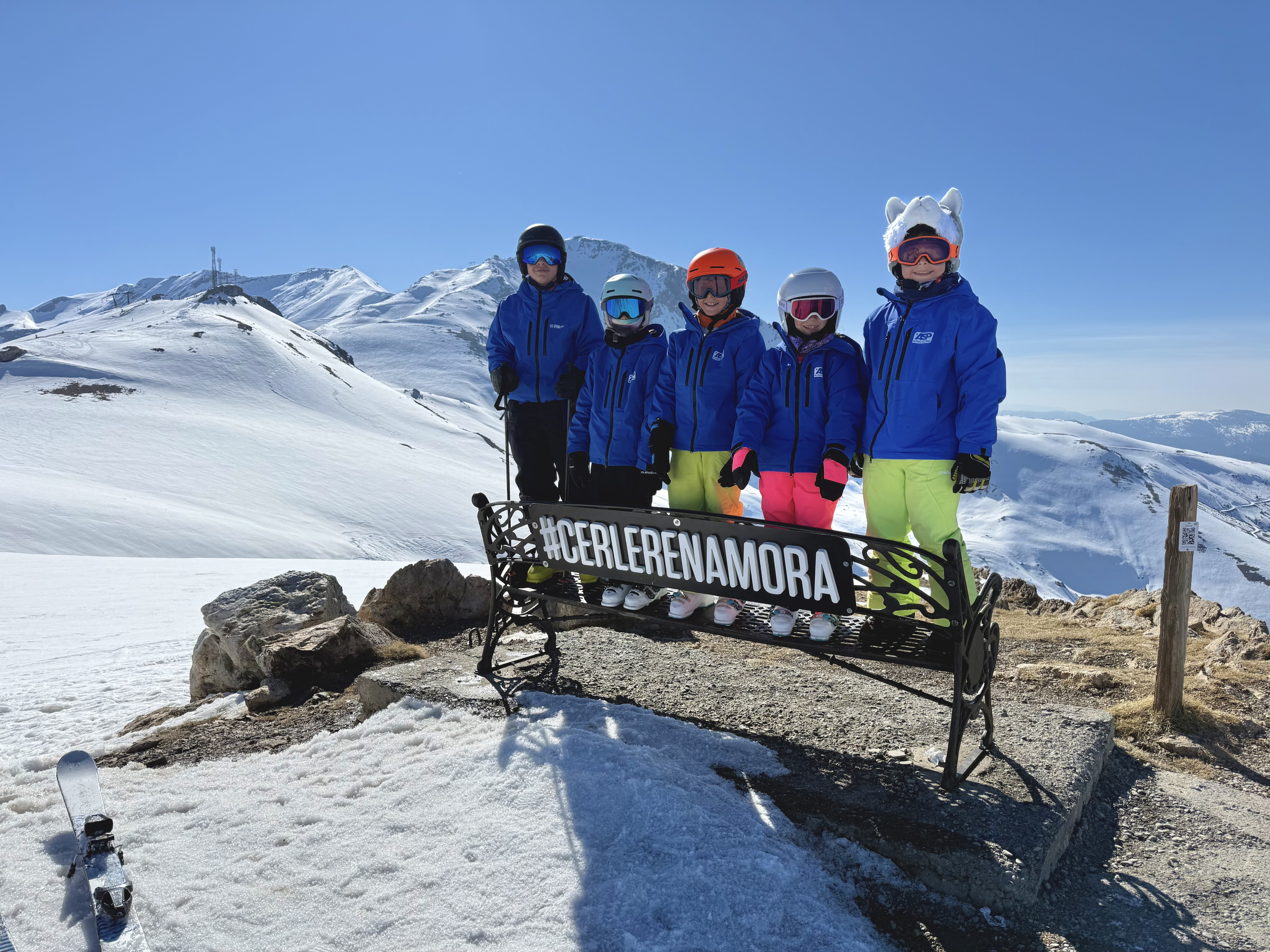 Familias y alumnos de Alpino Ski Pro en una salida a estación de esquí